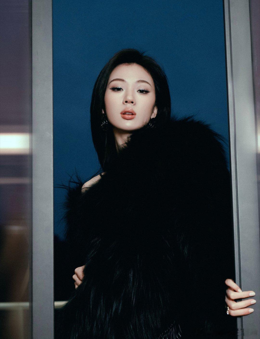 单依纯又一次印证了多读书的重要性。在采访里，她那句“少一点对别人的期待，把自己的