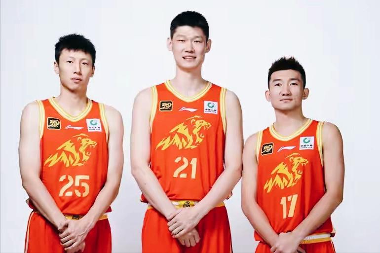 胡金秋上半场仅1次出手，广厦输球其实早有伏笔。--CBA1/4决赛G1，