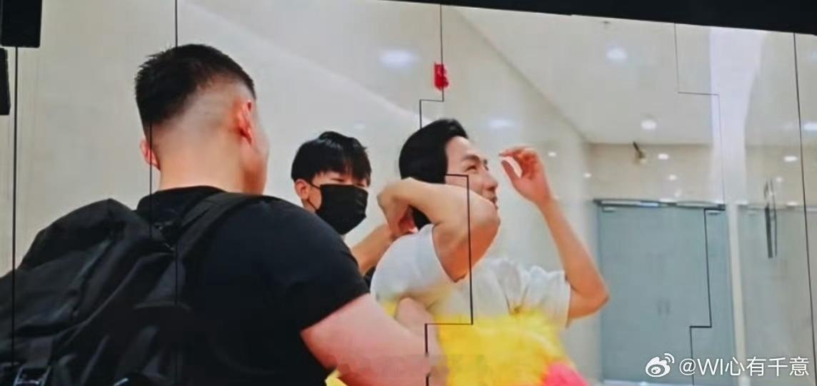陈楚生藏玩偶服与粉丝合影贵阳站的小彩蛋太戳心！陈楚生悄悄套上玩偶服，穿梭在快闪