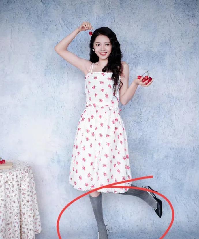 赵今麦被工作室做局了赵今麦不容易啊，这身衣服全靠妹妹的颜值在撑着，谁想的配