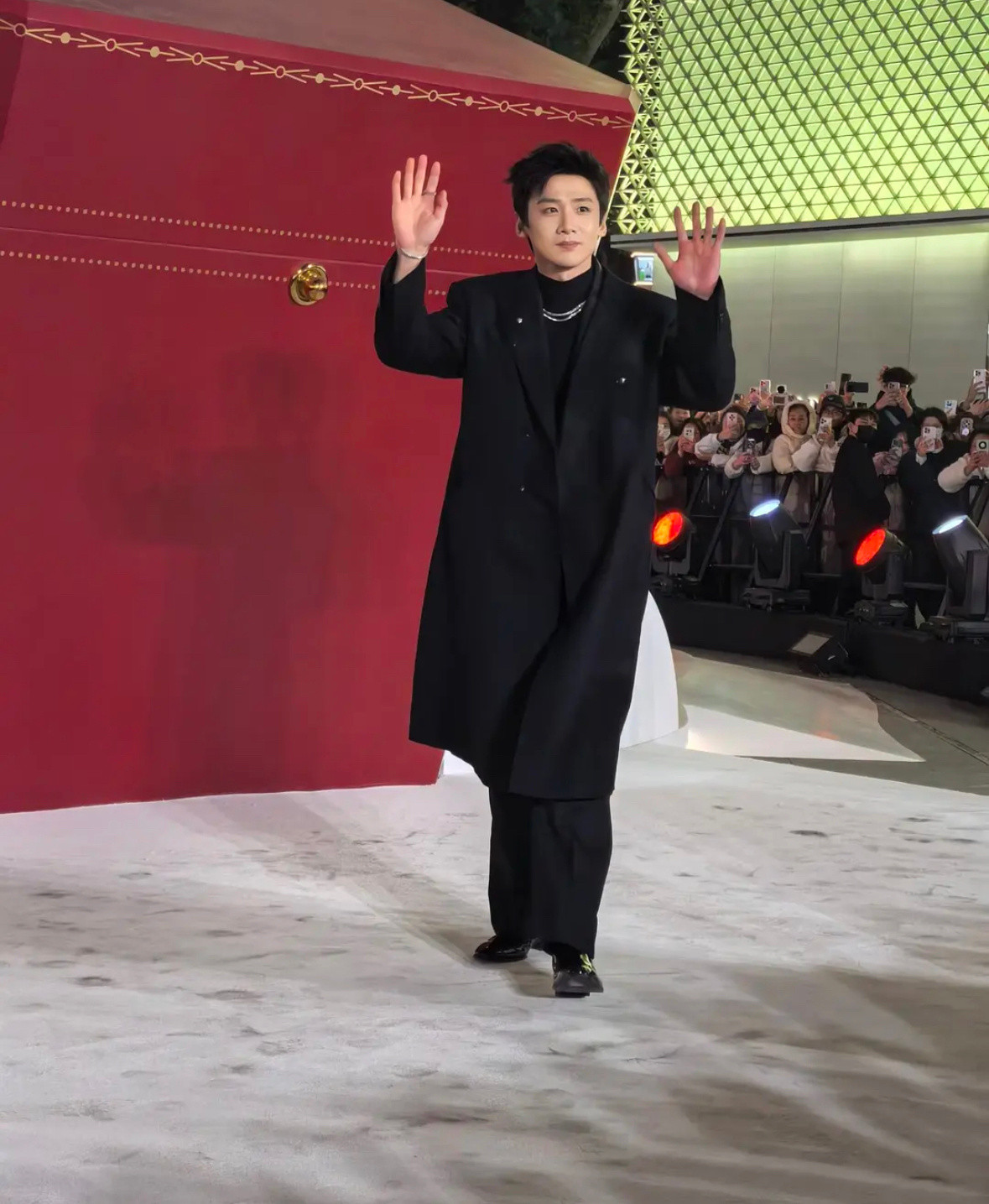 我的天你们能认出来这是白敬亭吗？