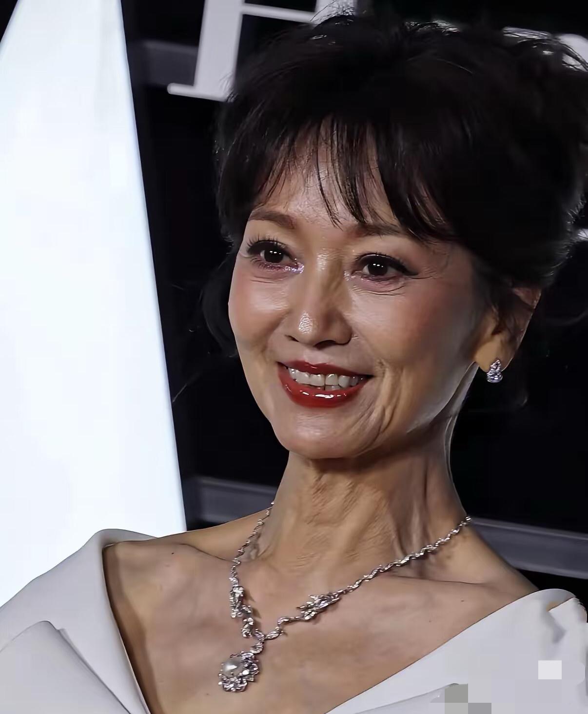 果然偶像还是活在滤镜比较好，这么真实的照片，觉得衰老的皮肤跟满头的黑色头发很