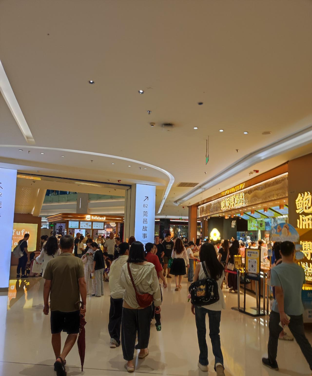 东莞，怎么说呢，平日街上见不到几个人，一到节假日，各个商场人山人海，都不知哪里冒