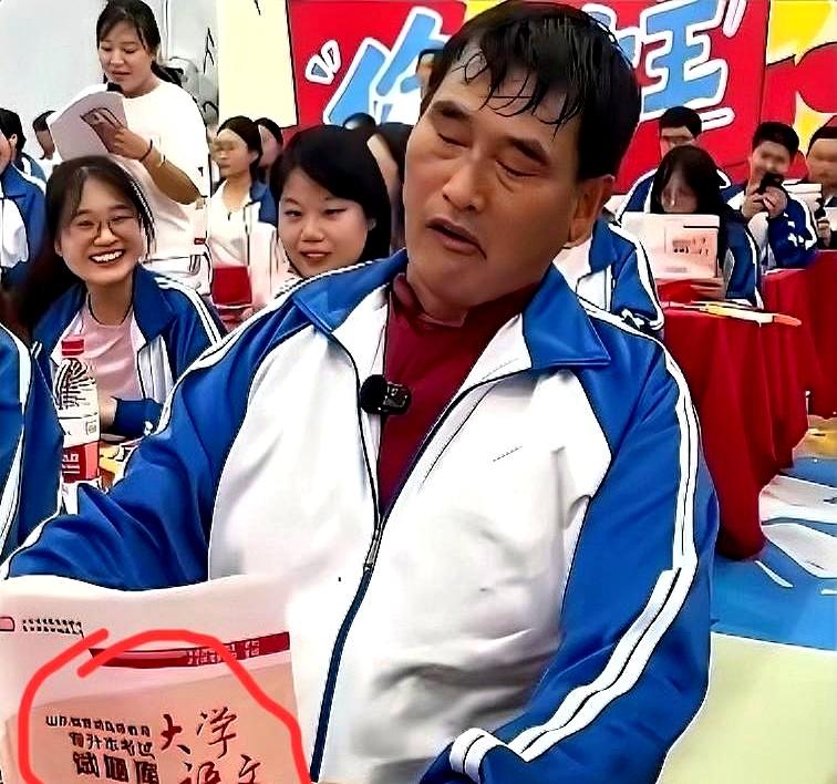 56岁的大衣哥朱之文，穿着校服坐进教室，捧着本大学语文在那儿读。这画面，说实话