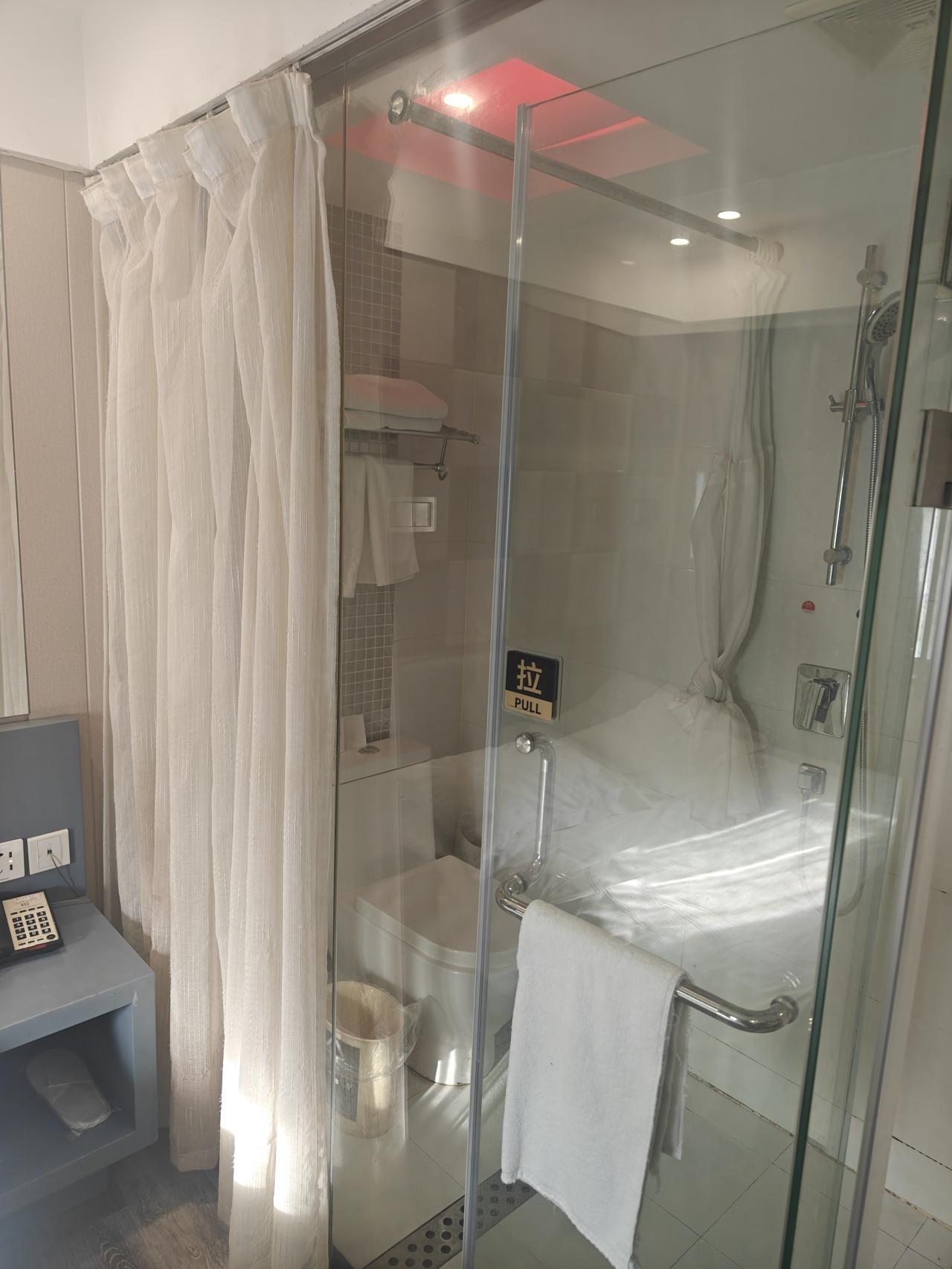 和男朋友一起住酒店，这个也太开放了吧[害羞]