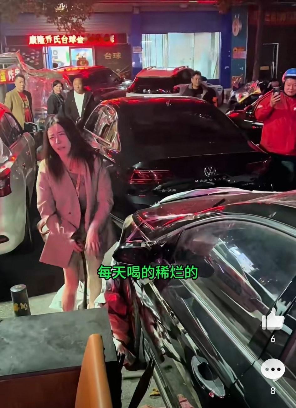 男友经常出去鬼混喝的烂醉，还不接电话，美女生气把车砸了……围观群众不劝阻就算了