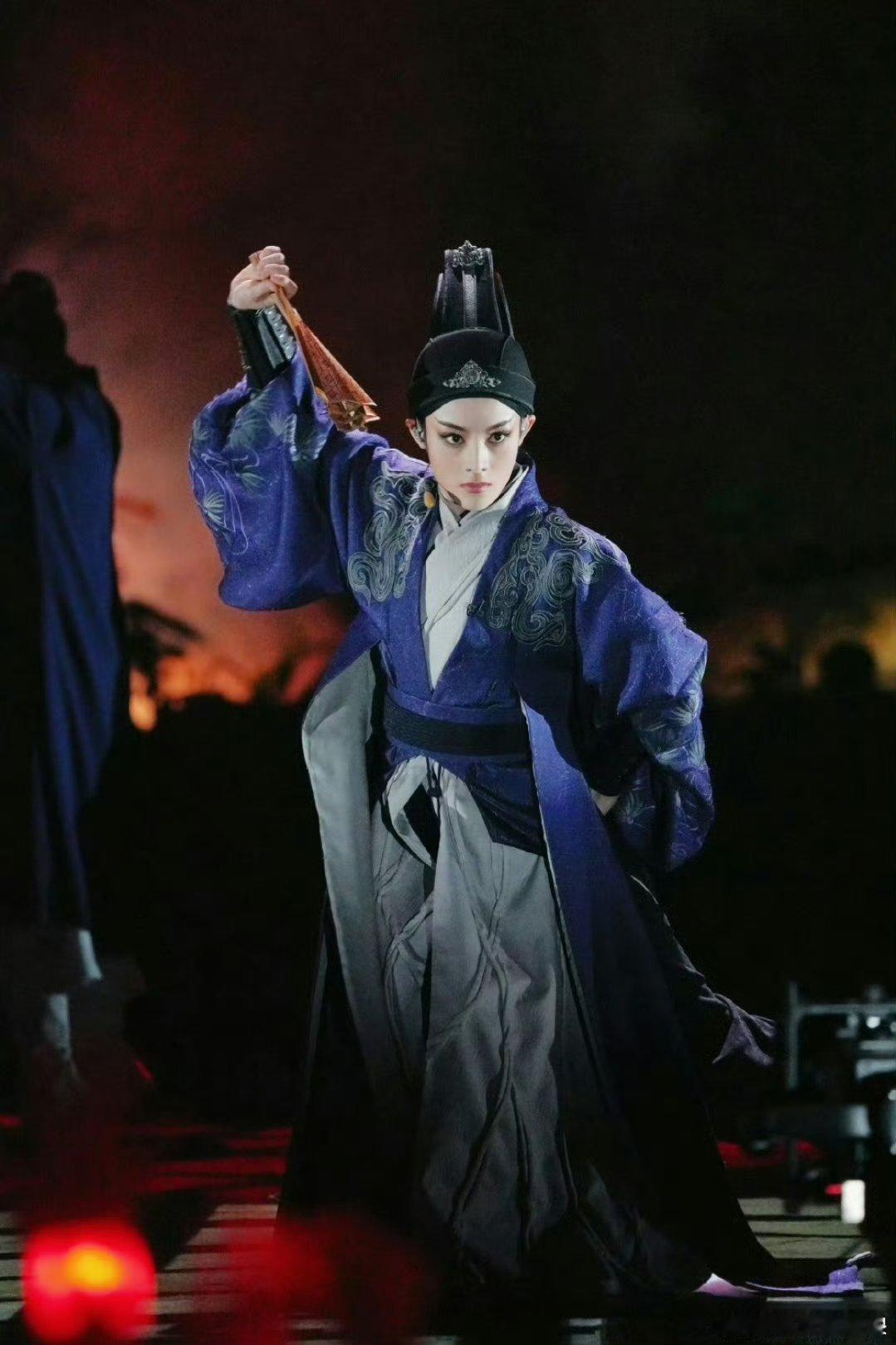 换舞台不换演技才叫真演员从越剧春晚到大银幕《镖人》，舞台换了演技没换，阿育娅情绪