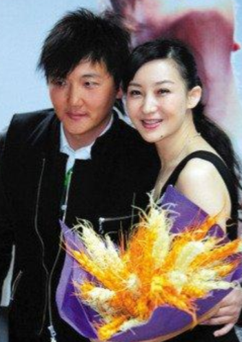 1999年，成名后的孙楠抛弃了同居10年的女友辛欣，转身娶了神交已久的买红妹。9