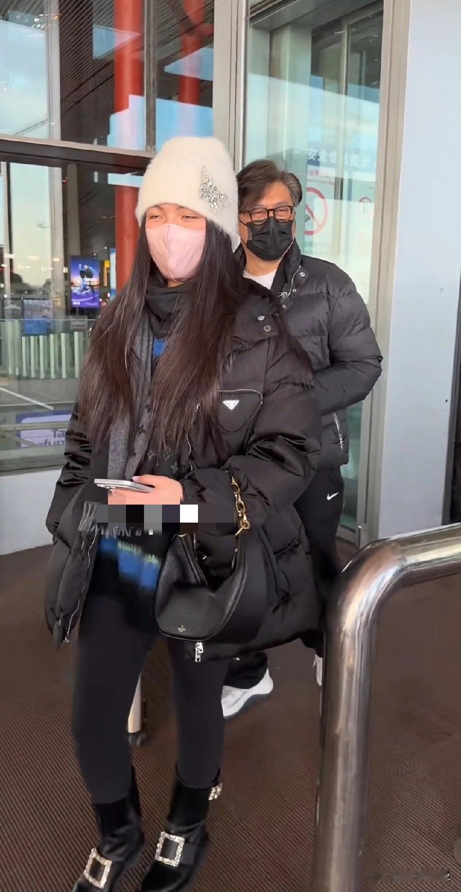 王诗龄又回国了，这次应该是寒假放假，虽然她去英国留学，但感觉她比很多国内的学生回