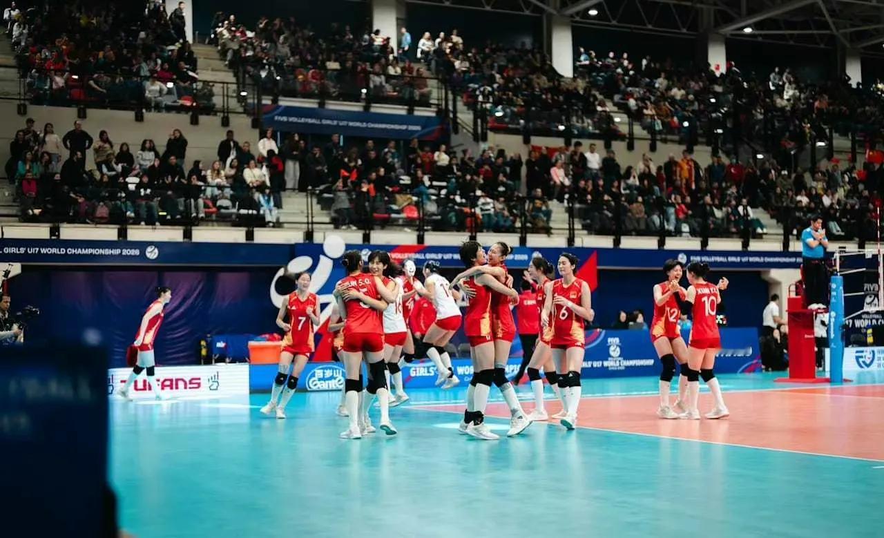 中国女排世锦赛摘铜！8月17日，卫冕冠军‌中国U17女排‌在首局失利的不利局面