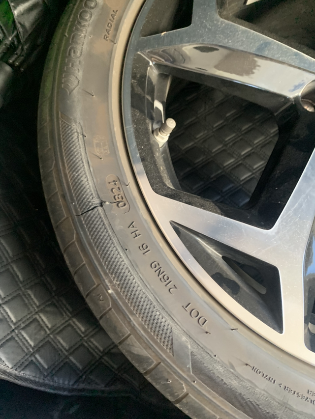 23迈腾330豪华开裂爆胎厂家态度嚣张刚好一年两个月的车，轮胎就不行了，开裂，