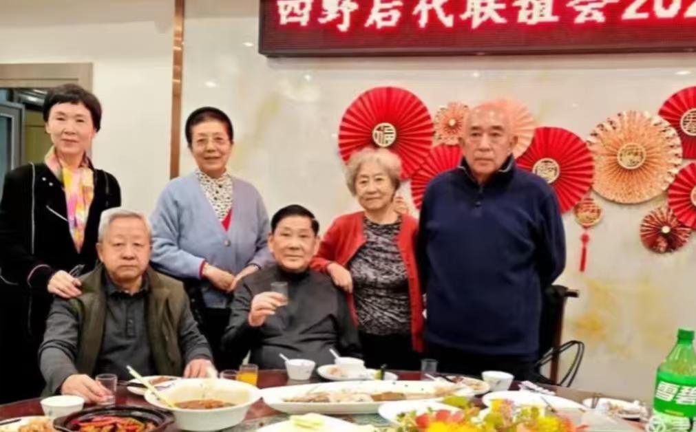 四野后代联谊会有一个不成文的规矩，那就是每次聚会时，大家都会自觉按照父辈的级别高