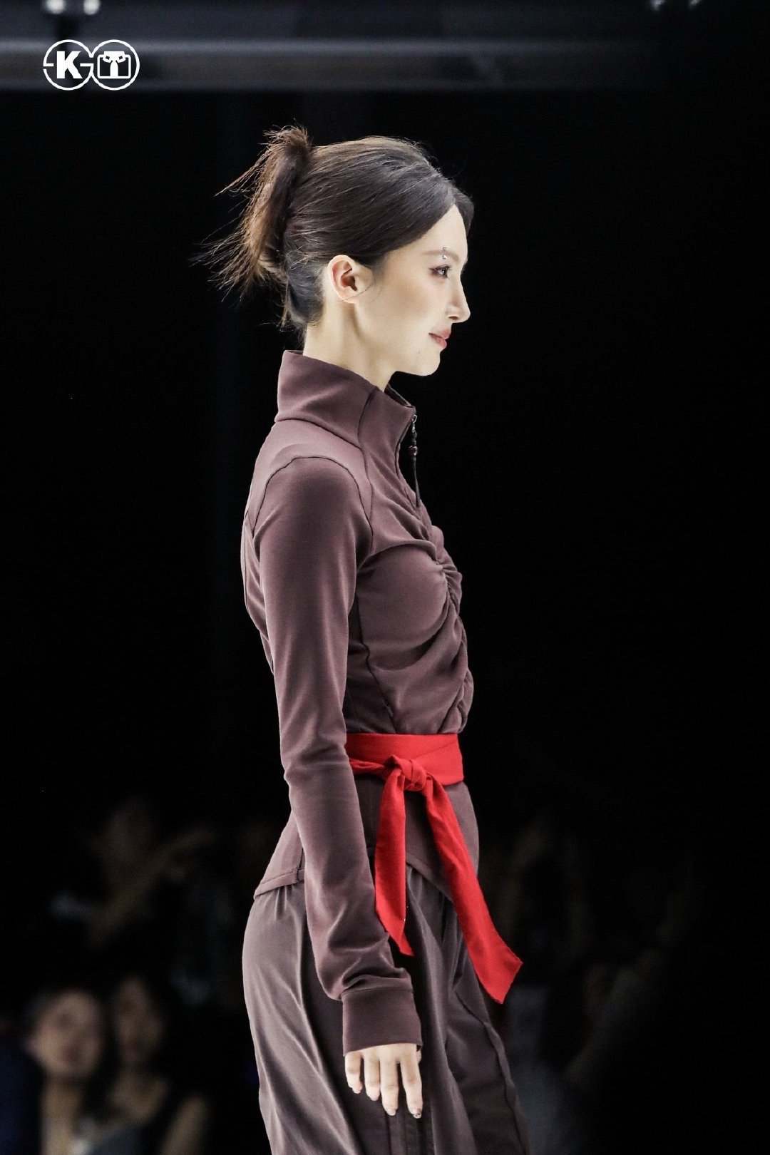 金晨上海时装走秀,这么丑的衣服走得好自信,全靠信念感在撑