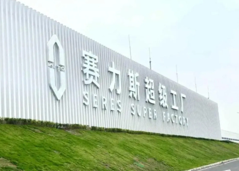 其实，问界刚开始也是卖的很不好，客户也不认可，也快凉了。还是重庆市政府顶力支持，