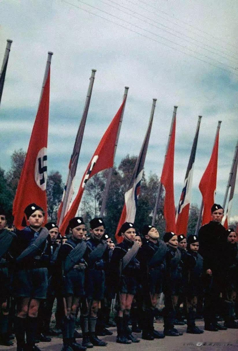 墨索里尼刚掌权那几年，一个叫“国家巴利拉组织”的机构开始在意大利遍地开花。孩子们