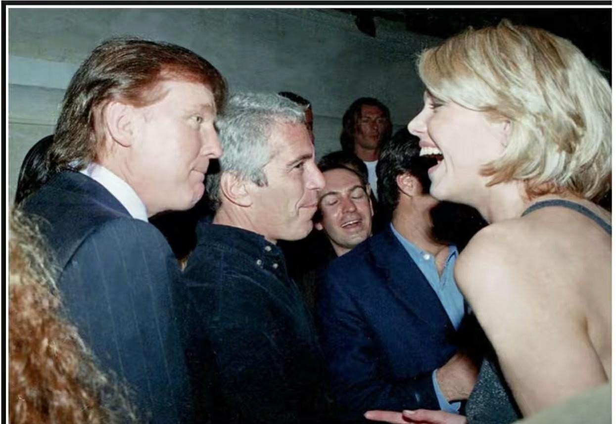 看看特朗普跟谁在一起？爱泼斯坦，大名鼎鼎人物。面对美女，特朗普还是很开心的。