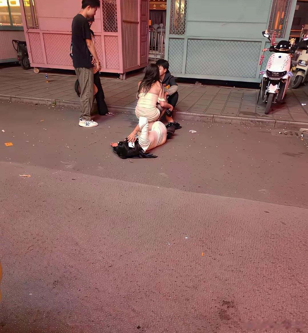现在这小孩儿们可怎么办啊，一个个稚嫩的脸，哎…