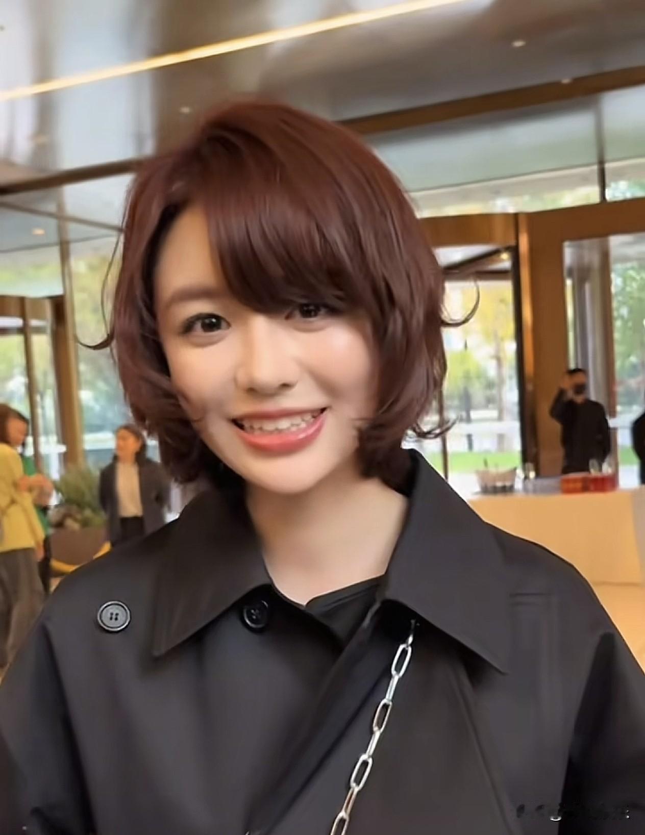 黄晓明签约新人刷屏！这双“漫画眼”真没开特效？开头：这年头，娱乐圈最不缺的