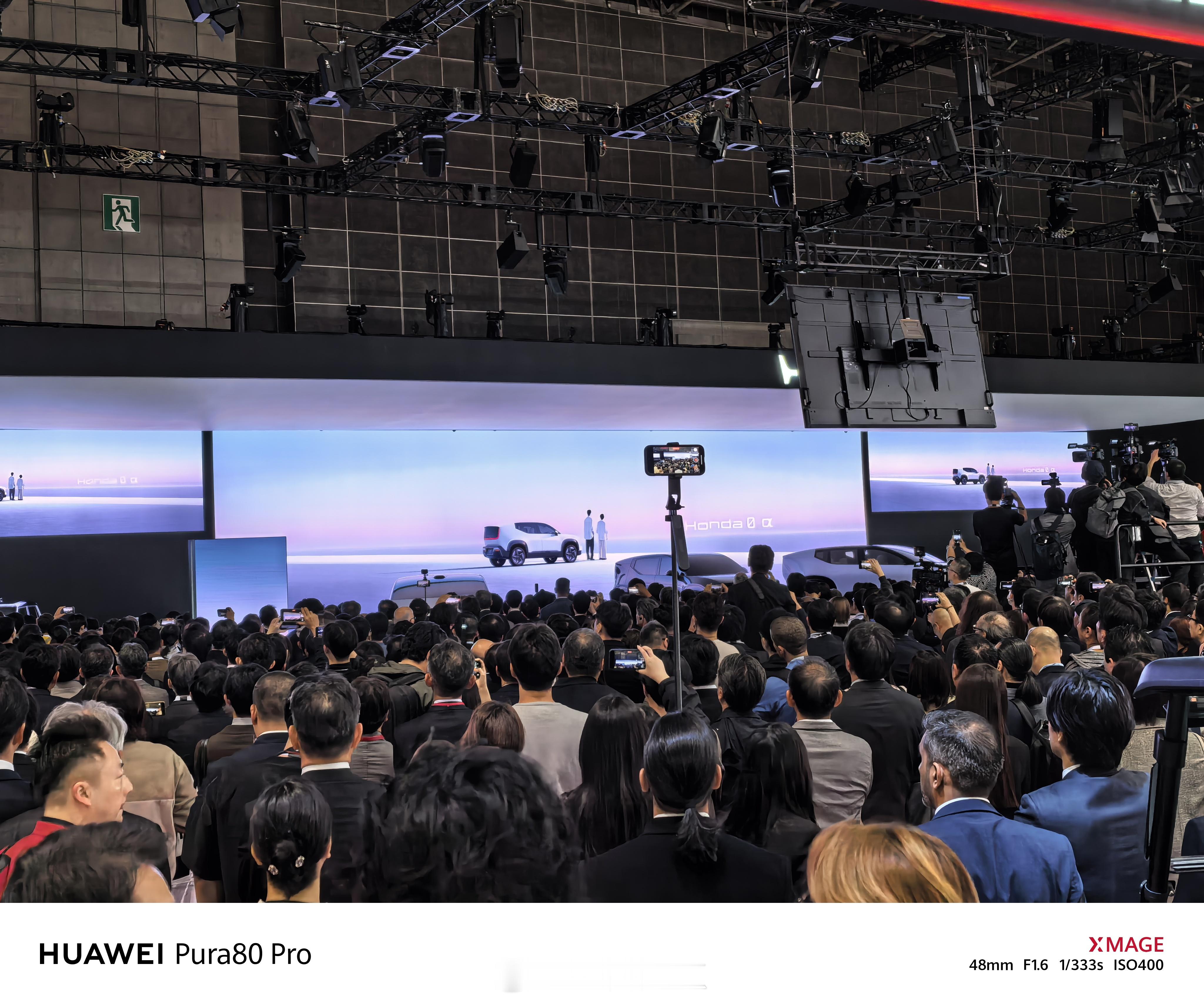 东京车展本田展台正在开发布会,人山人海,来的媒体特别多,感觉是日本媒体的半壁江