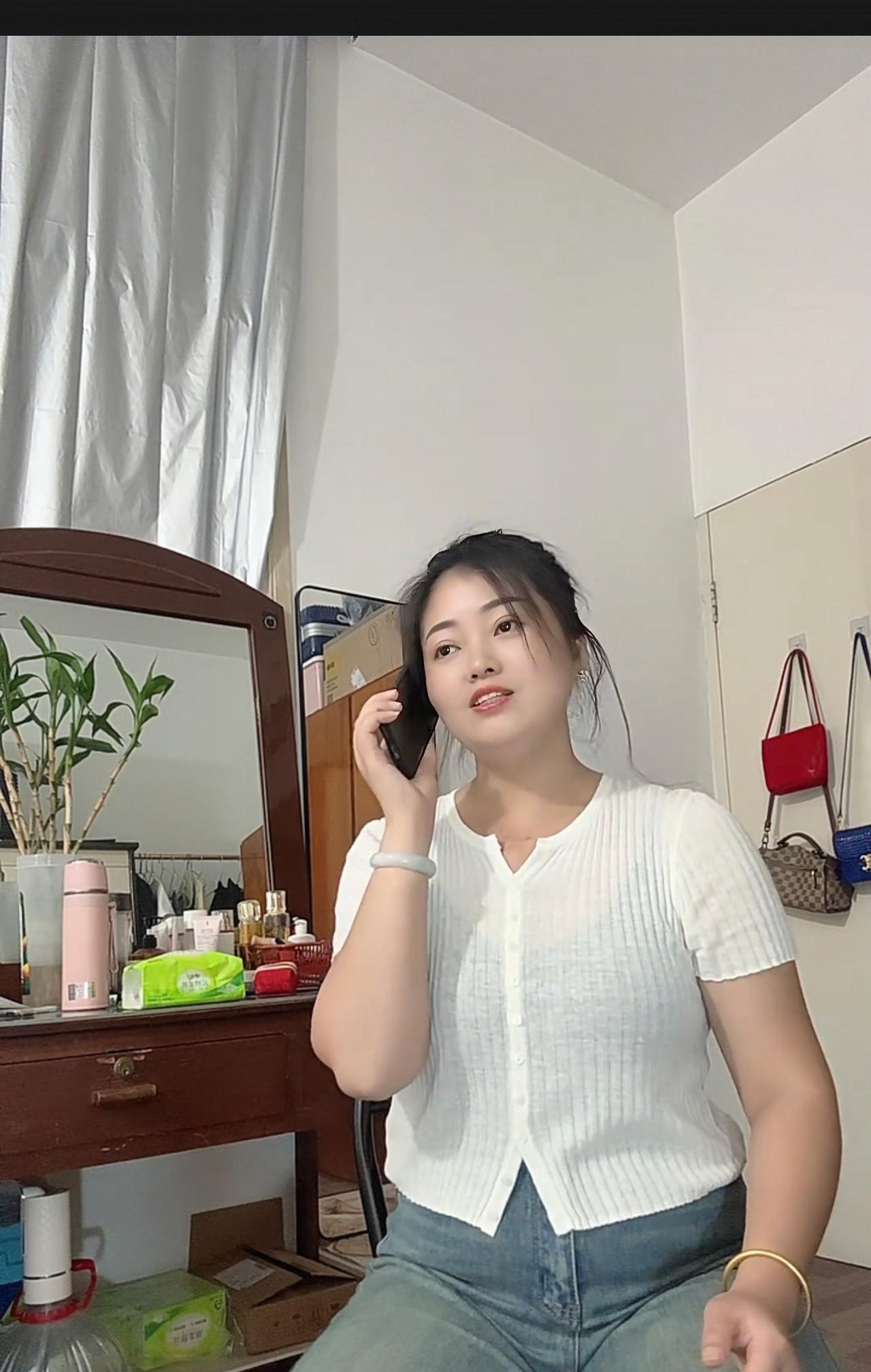 七律·敬业的小老板室雅窗明映素妆，通话声里意飞扬。案头翠影添生气，鬓畔微云蕴