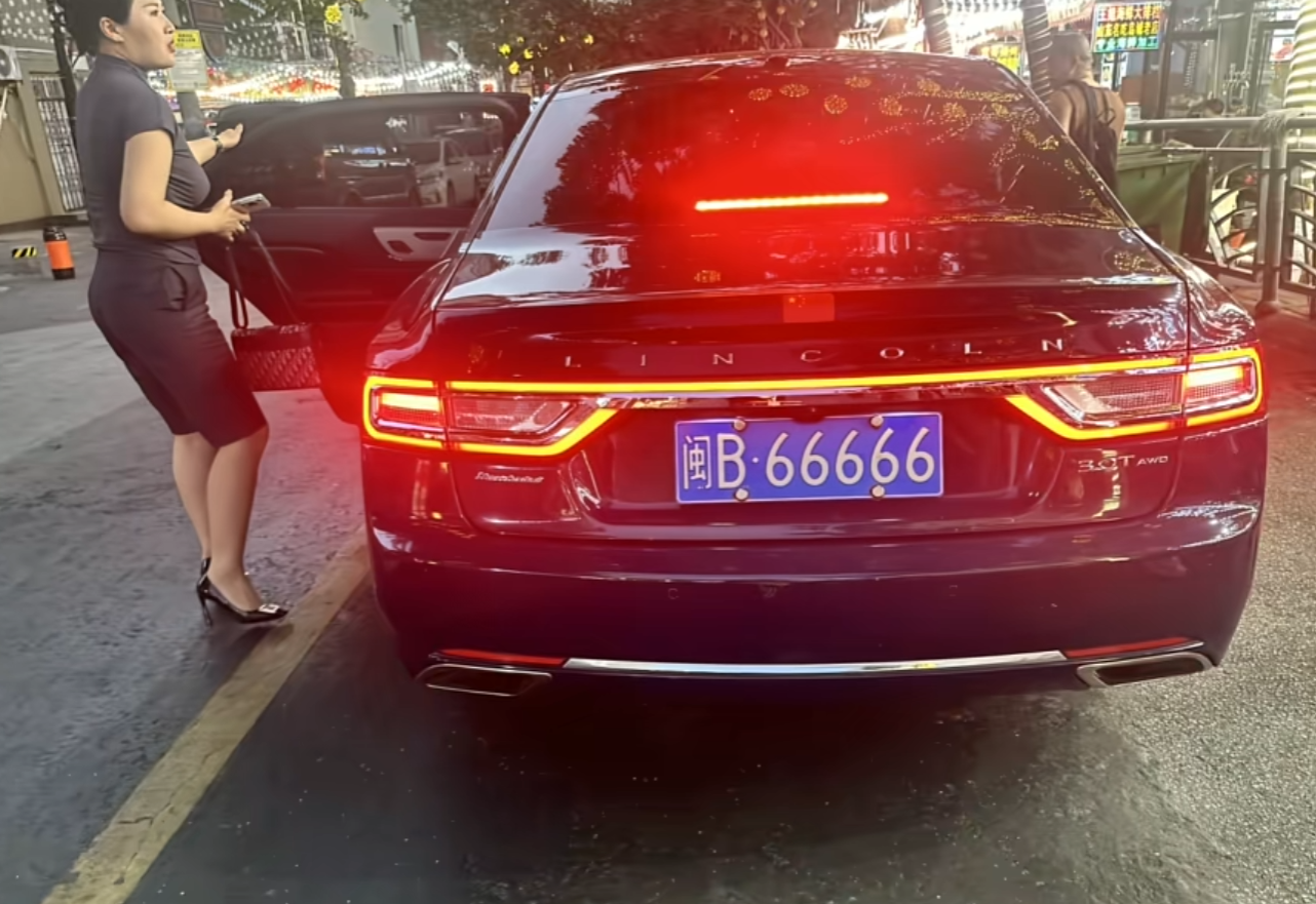 这是什么车啊，怎么下来了个貂蝉