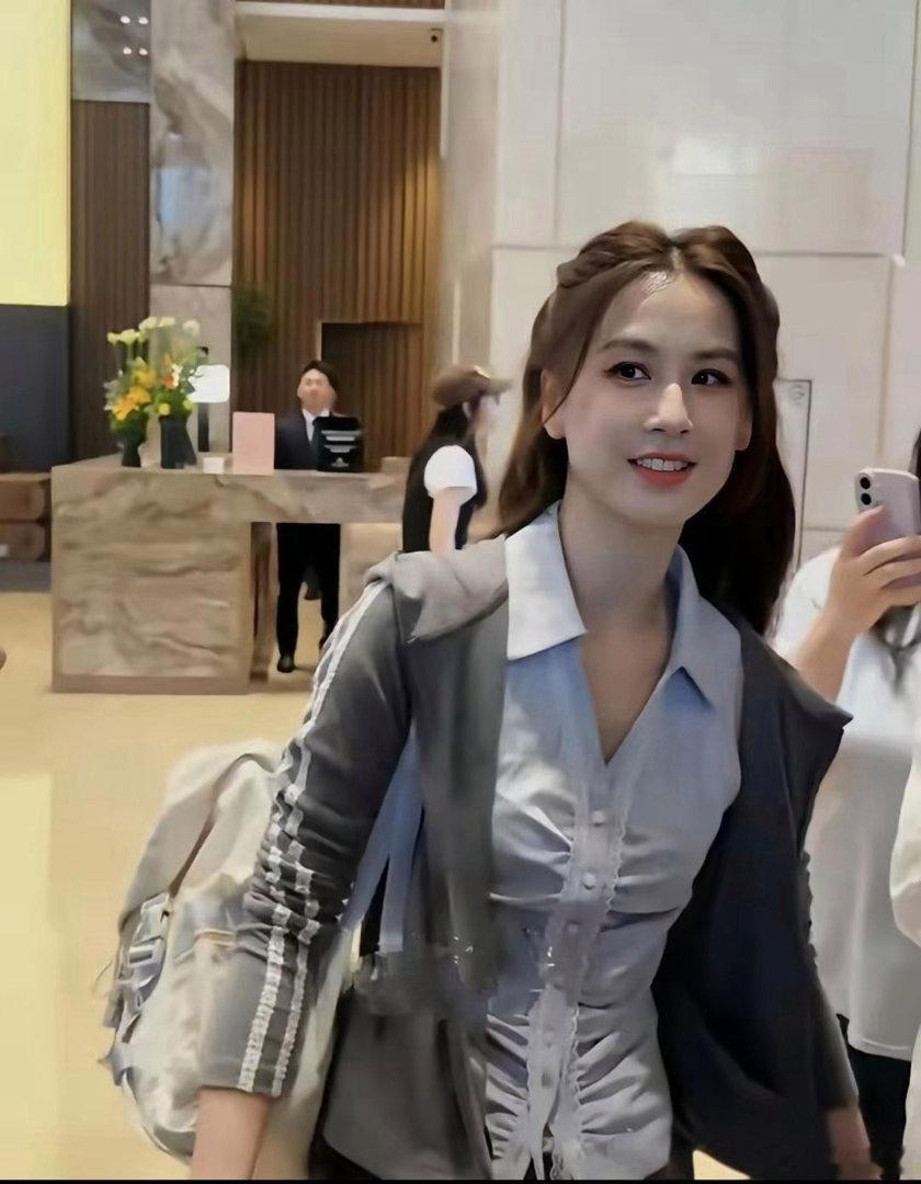 离婚后的黄圣依状态绝了，宛如清纯女大学生，颜值气质重回巅峰！