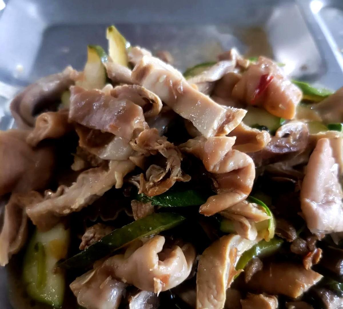 今天中午在食堂用餐，点了一份黄瓜炒猪肚，花费5元，又要了一个0.5元的馒头，还有