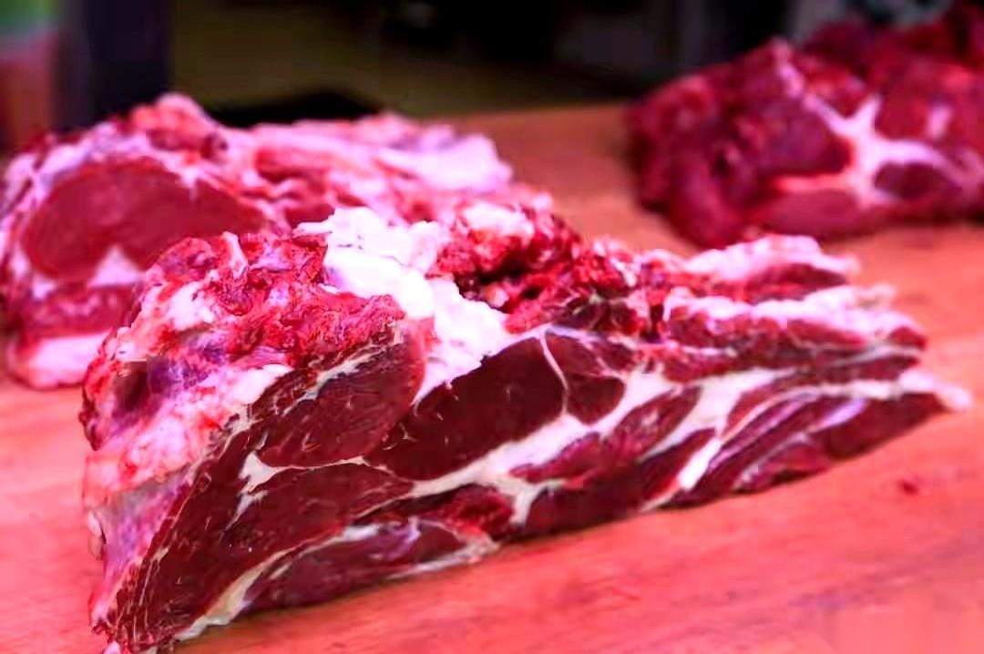 “排骨11！”腊月二十的集市，人挤着人，我伸手指着那扇油亮的猪肉，冲老板喊了一