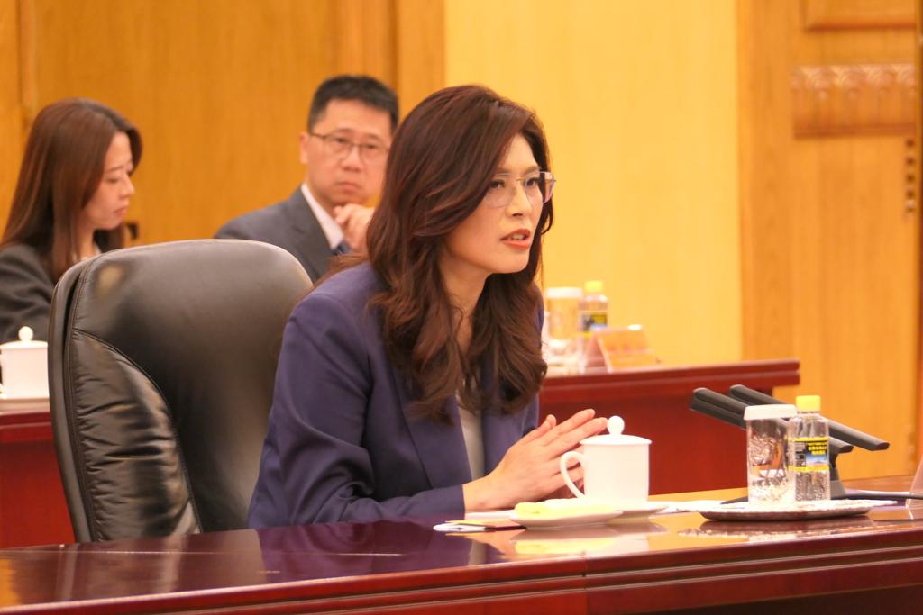 据台媒报道，在上午的国共高层会面中，国民党主席郑丽文在致词中表示，两岸人民虽然生