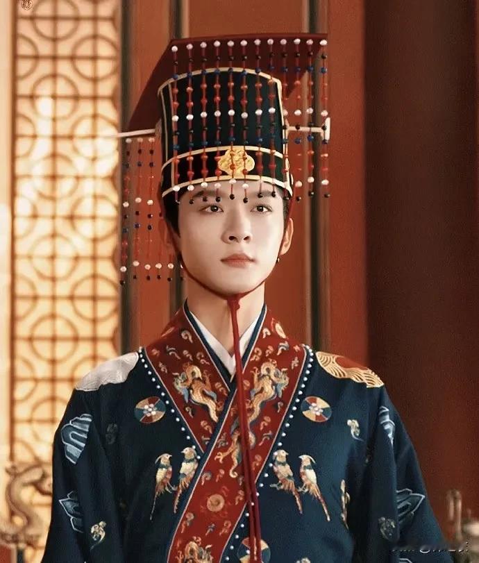 汉武帝这个人就是天生的政治动物，他和父亲祖父一点都不像，史书上说汉武帝朝政其实比
