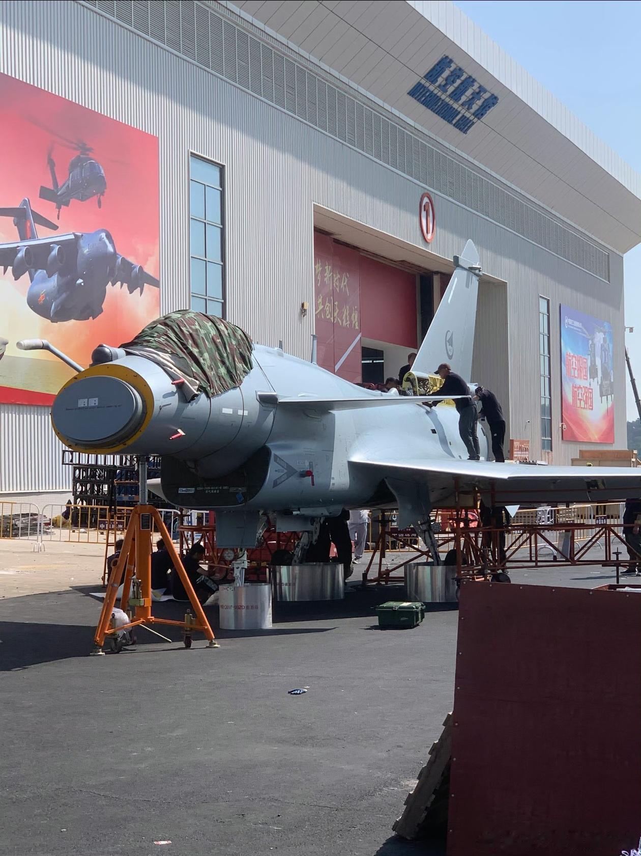 珠海航展上的歼十CE，这是贵飞接手歼十之手，首次展出自己生产的歼十飞机。不仅进行