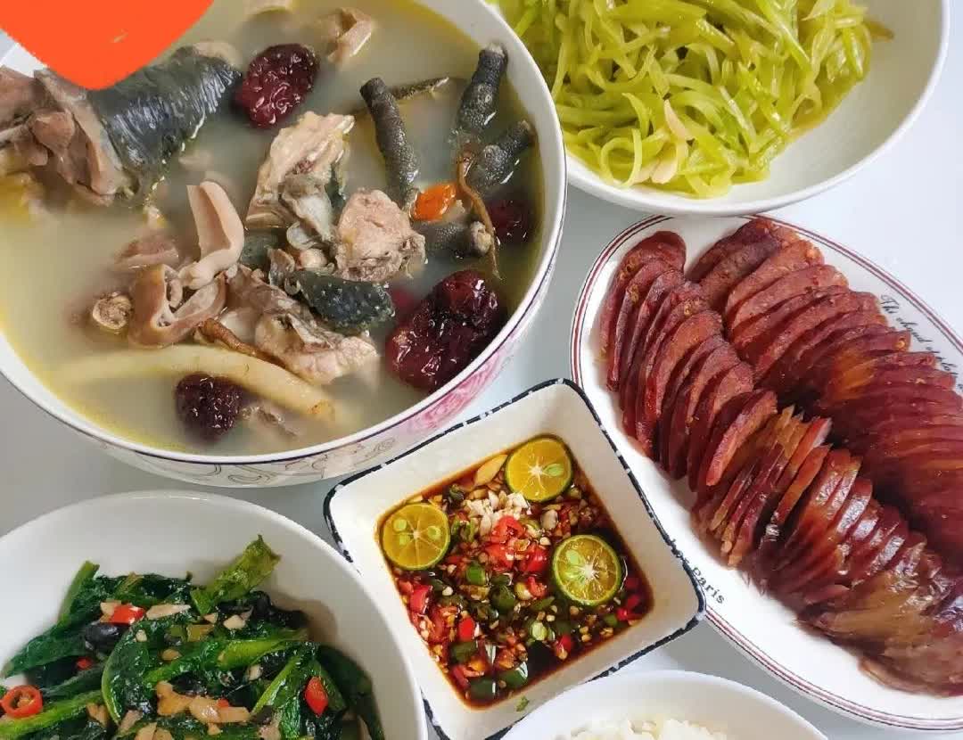 我婆婆有个坏毛病，每次我做好饭后，叫她吃饭的时候，她都会说同样的一句话一字不差，