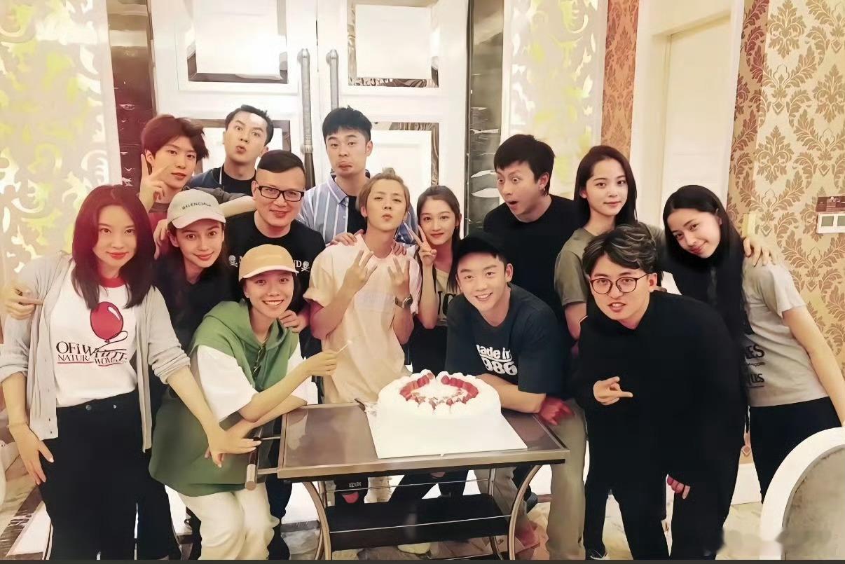 鹿晗关晓彤分手了为什么不官宣啊？当初还说鹿晗真男人呢，现在分了都不敢官宣，还想着