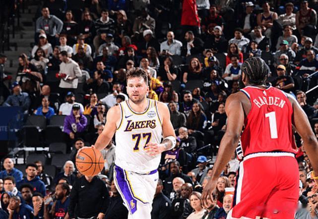 洛城德比打成了菜鸡互啄！詹姆斯像是湖人队唯一一个没接到“让快船赢球”通知的人