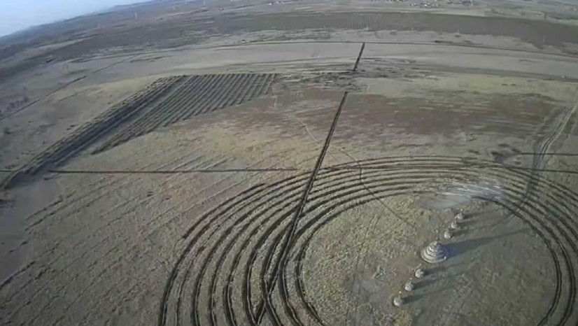 就凭这两张照片，中方就敢告诉白宫：任何战争美国都别想赢！十月的塔克拉玛干沙漠，风