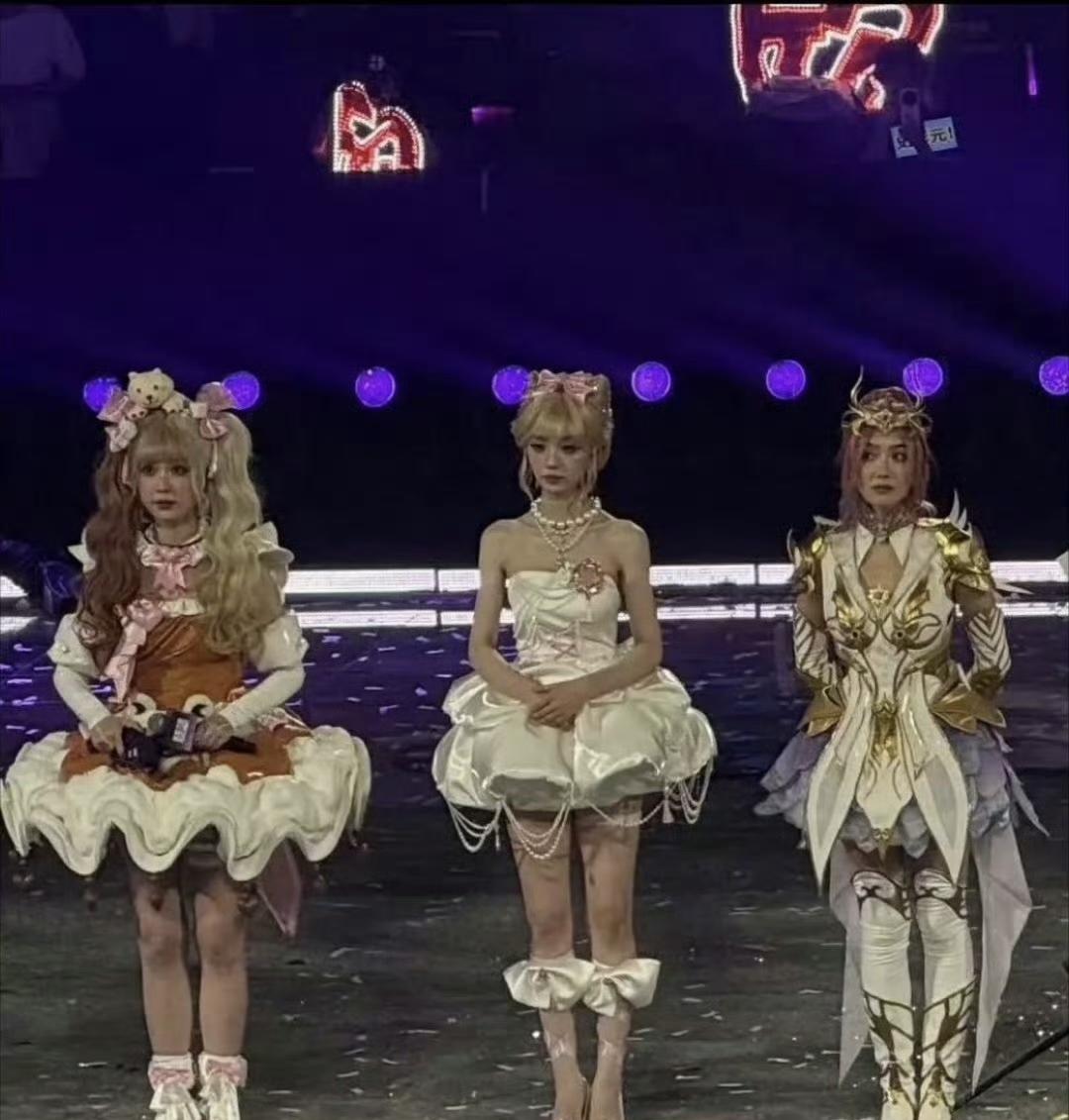 虞书欣、田曦薇、宋茜，三位女明星参加同场活动的同框图，谁最美？