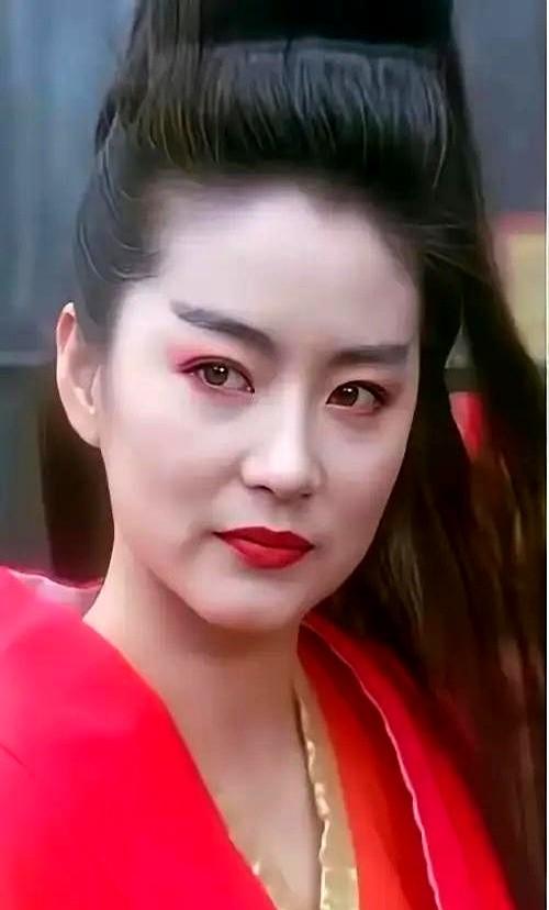 东方不败，这次败给了小强。林青霞那栋估值11亿的飞鹅山豪宅，最近被蟑螂搞得焦