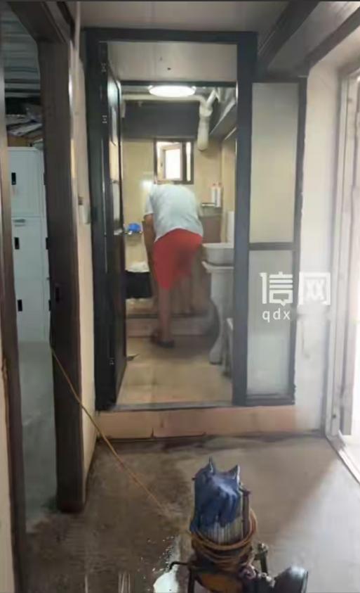 吃相太难看了！浙江衢州，一男子家马桶堵了。他看某平台商家标注“50元起”疏通马桶