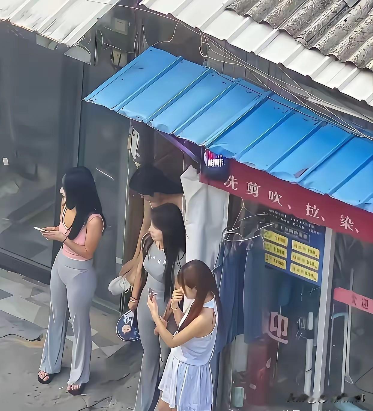 这个小小的理发店，店里能摆几张椅子？怎么那么多的理发师？