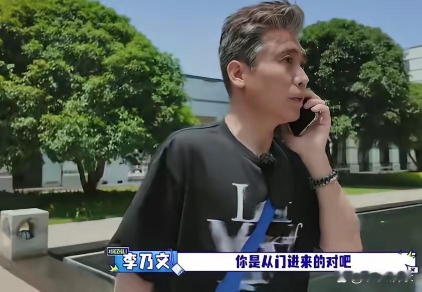 胡军和李乃文当助理谁也离不开谁了，胡军一边给李乃文打电话，一边不停地找他，李乃文