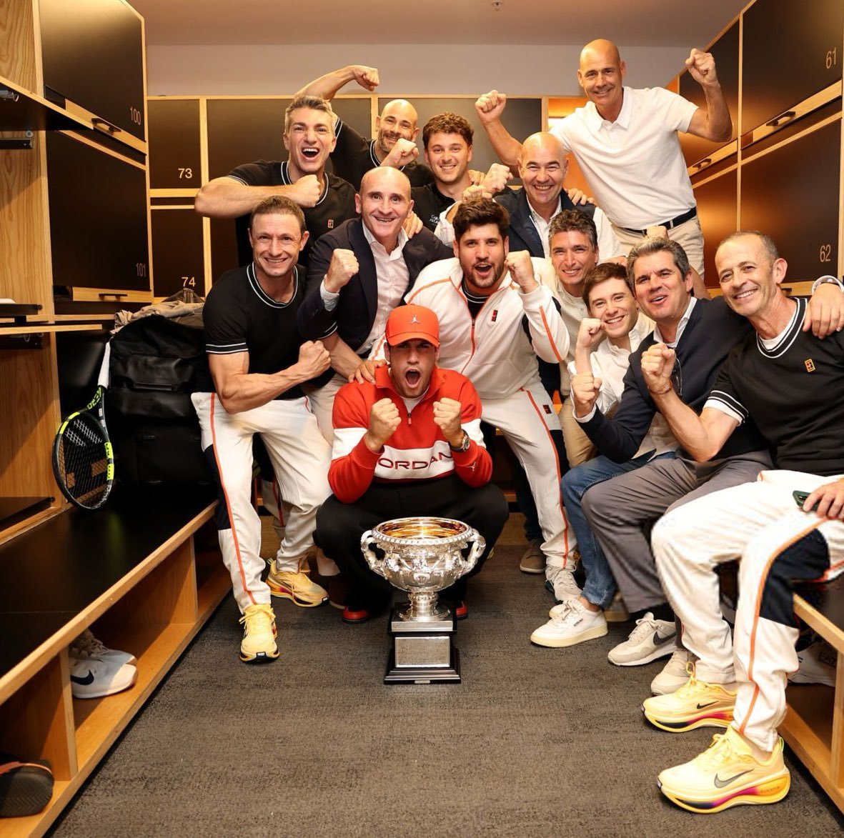 阿尔卡拉斯与团队和亲人欢庆胜利的画面上，再也没有了那个人，费雷罗。在教练萨缪尔·