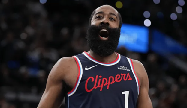 NBA常规赛后，快船球员詹姆斯-哈登接受了记者采访，并谈到了球队的表现。哈登：