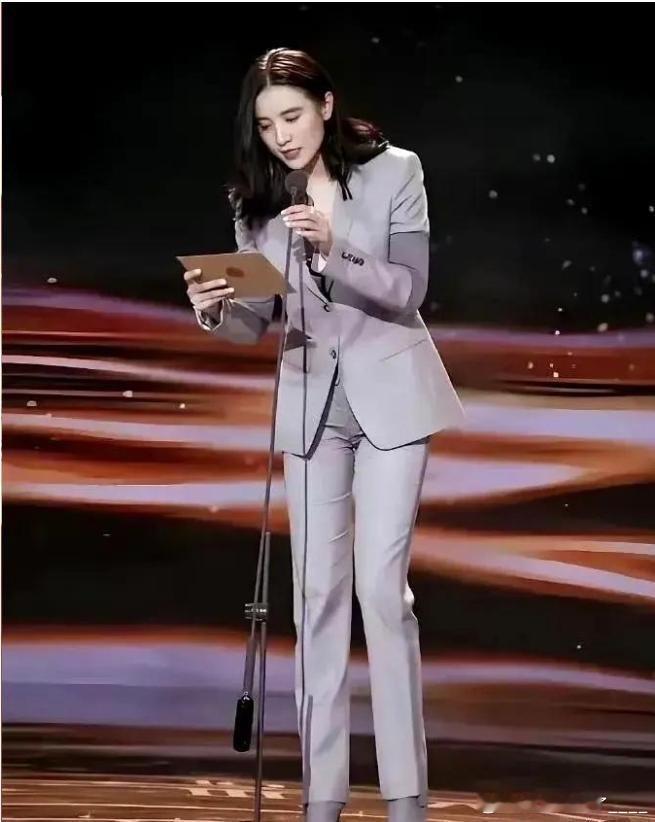 着装评价不应因身材差异而双标，宋佳张蕾不同穿搭引争议，关键在得体与否而非腿长短。