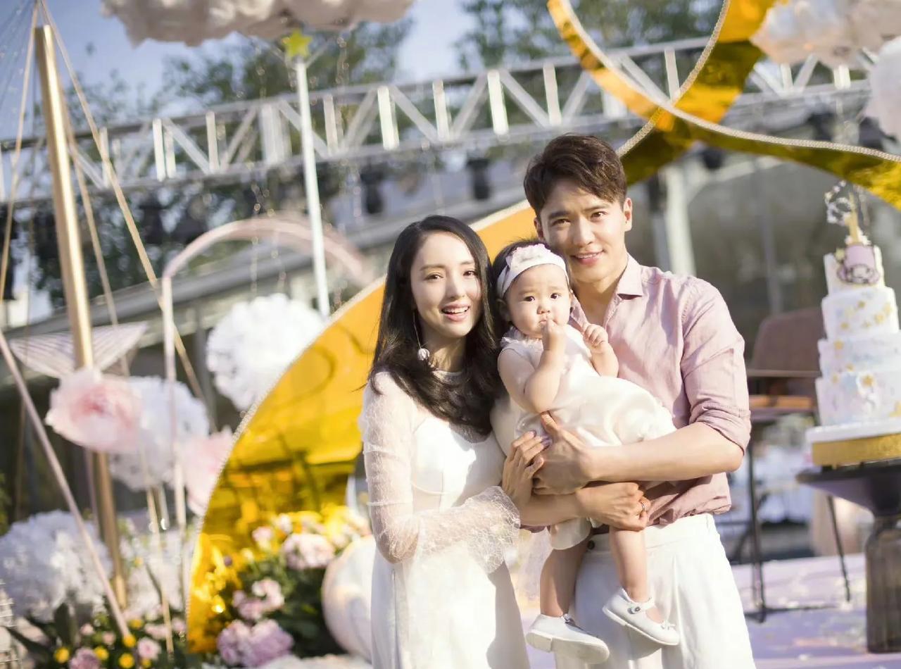 董璇和高云翔在女儿小酒窝的周岁宴上放了个视频，说小酒窝，这是你一岁的爸爸妈妈的样