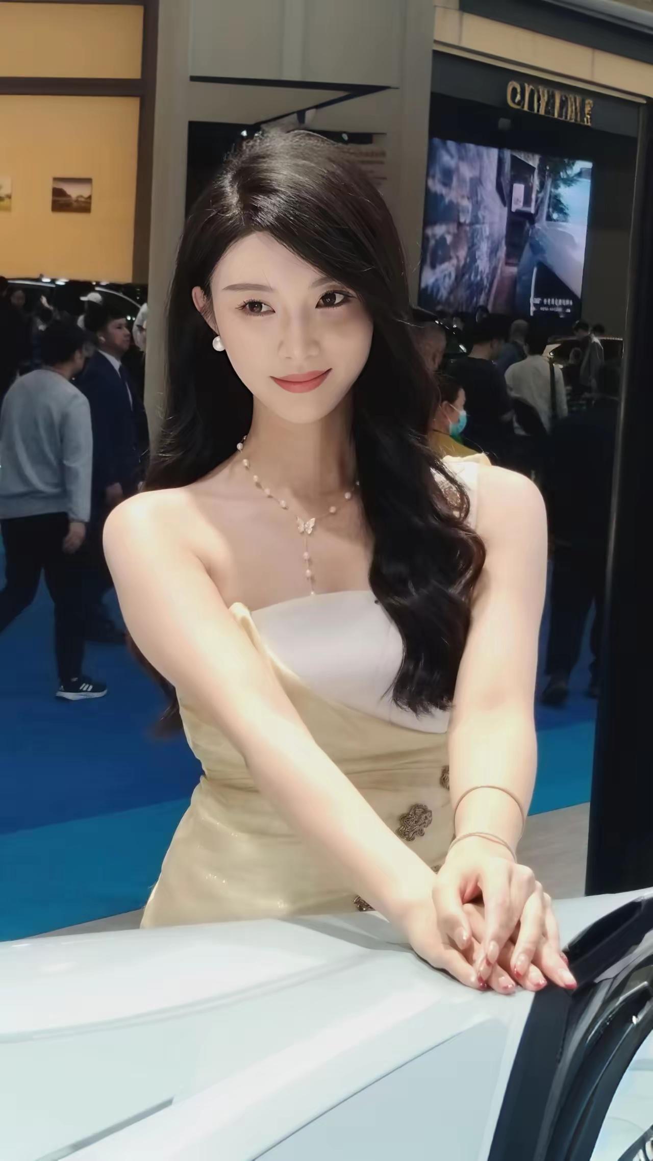 车展现场青春靓丽车模车模兰灵王