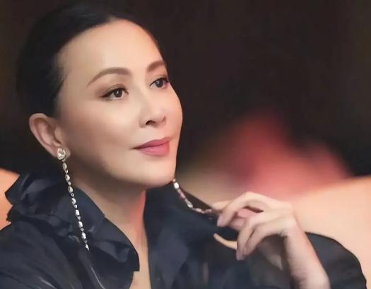 全香港都知道谁绑架了刘嘉玲，可没人敢提名字抓他这帮人。说白了，当年这场轰动全
