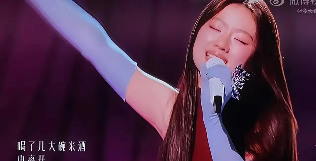 单依纯今天的歌曲真的用心良苦！根本就不是像大家批评的假松弛，唱歌像在说梦话，表