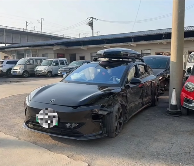 蔚来与特斯拉的对撞一段特斯拉与蔚来相撞的视频在网上疯传。视频里在一段双向两车