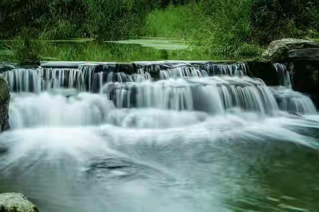 他乡千里，只为梦想志难移，岁月四季，万物一新岁月长。秋露未央，独对残