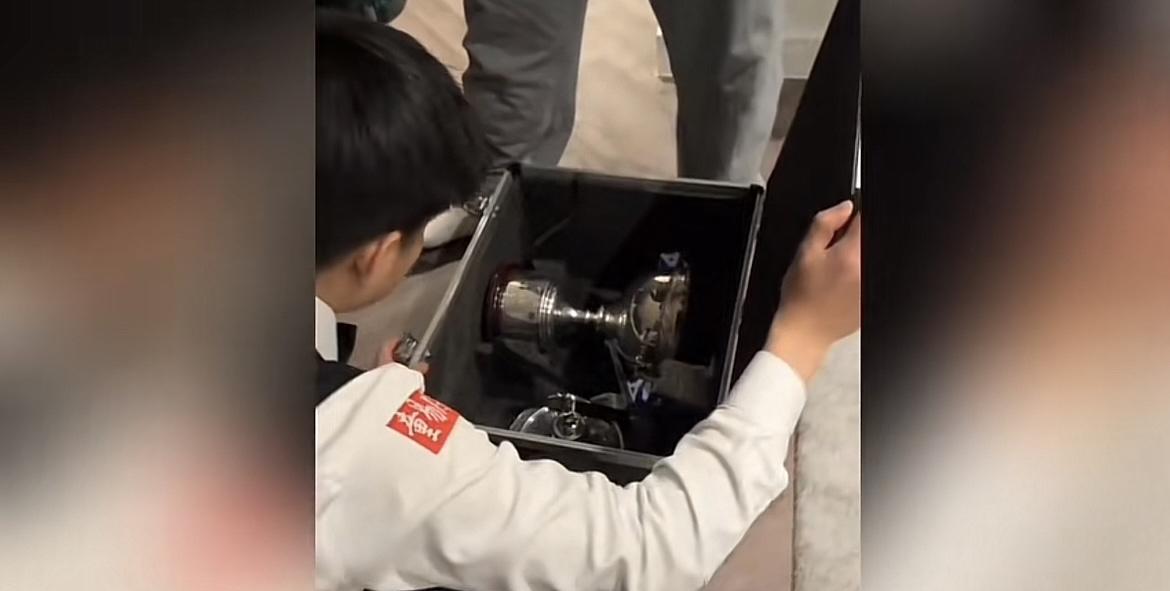 赵心童把奖杯带回来了，先拿去给丁主任摸一下，合个影吧，也算是了却生涯的遗憾。这就